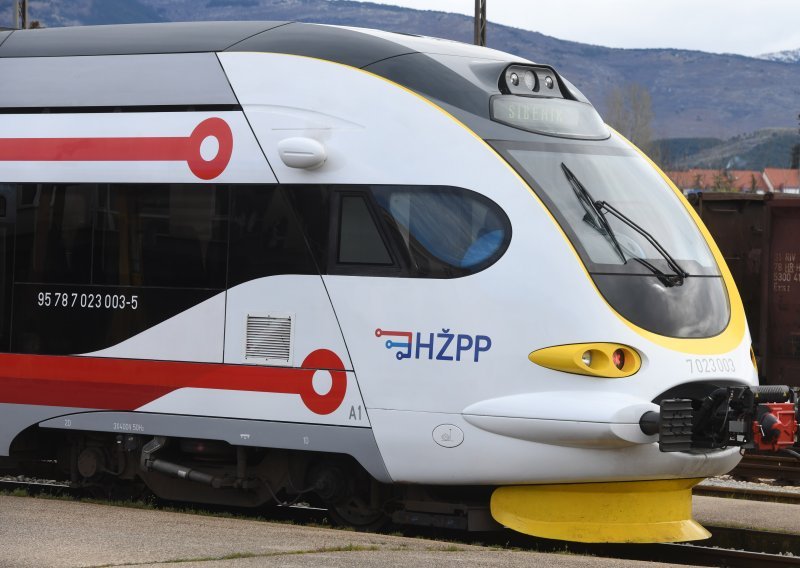 Vlak jutros krenuo iz Splita za Zagreb pa zapeo u Lici: Putnici čekaju već satima