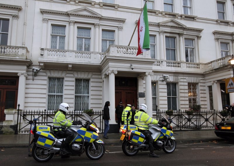 Žestoki sukob ispred iranske ambasade u Londonu, ima i teško ozlijeđenih