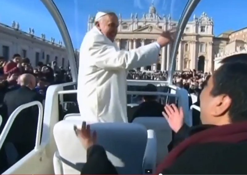 Papa Franjo provozao prijatelja u papamobilu
