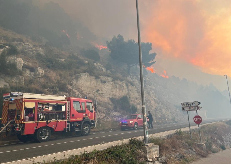 Buknuo ogroman požar u Pisku, nestalo je struje