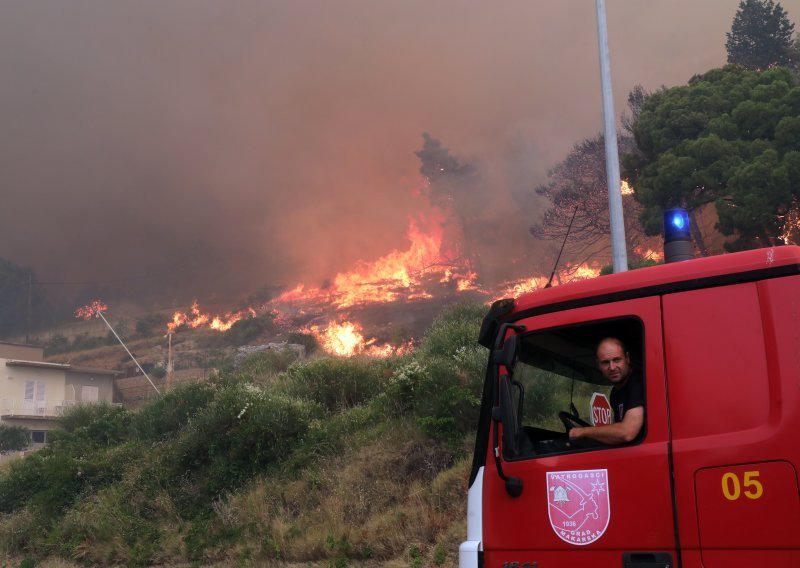 Bježali od požara: U omiškoj dvorani Ribnjak zbrinuto 80 ljudi, otkrili kako je izgledala evakuacija