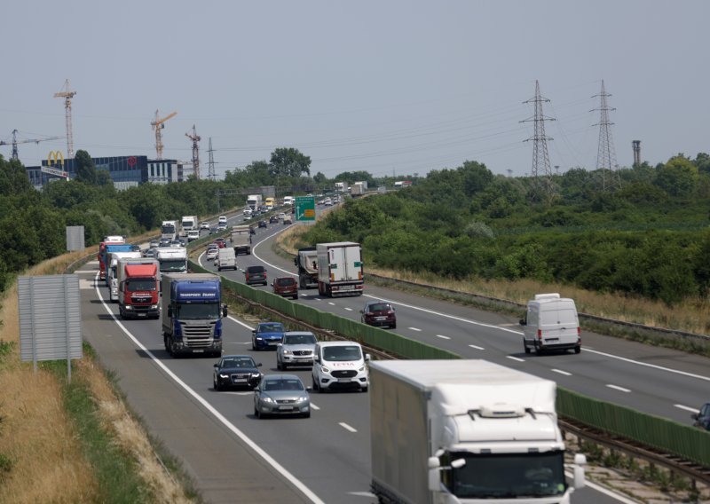 Gužve na cestama: Kolona kod Lučkog prema moru, usporeno se vozi na A1