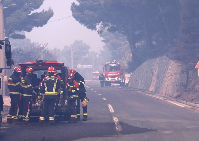 Situacija se smiruje: Vatrogasci cijelu noć dežurali na požarištima u Dalmaciji