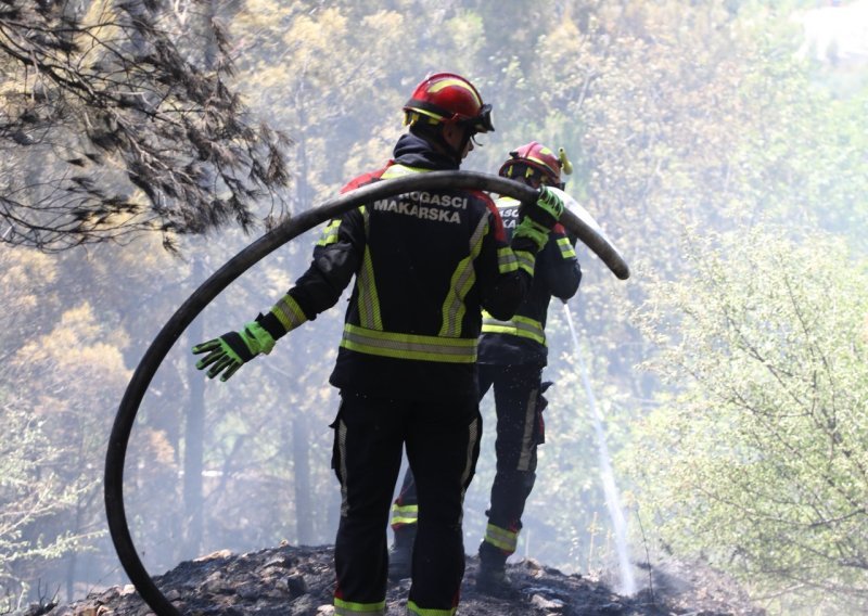 Požari u zaleđu Omiša pod kontrolom: Vatrogasci zbog ovoga tek očekuju bitku s vatrom