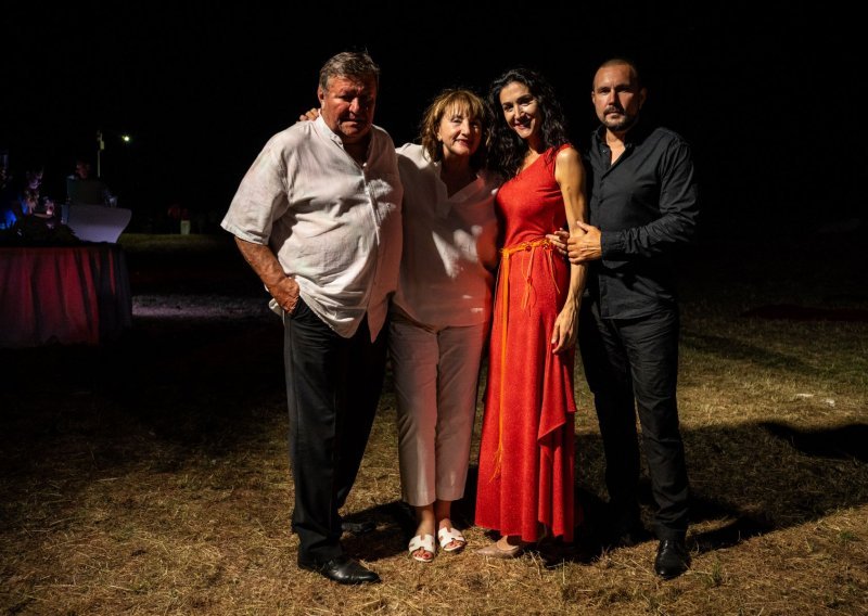 Ana Rucner nastupila s roditeljima i bratom: 'Pravo je čudo da je ponovno na pozornici'