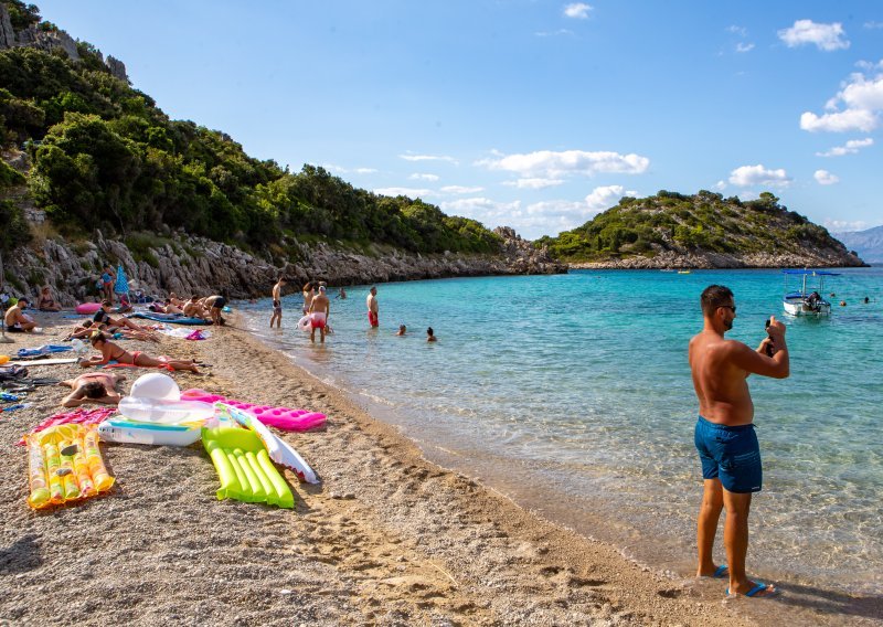 Znate li svoja prava? Vodič kroz godišnji odmor, plaćeni dopust i regres