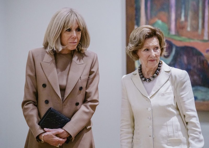 Chic kombinacija za zrelije dame: Brigitte Macron zablistala u elegantnoj suknji