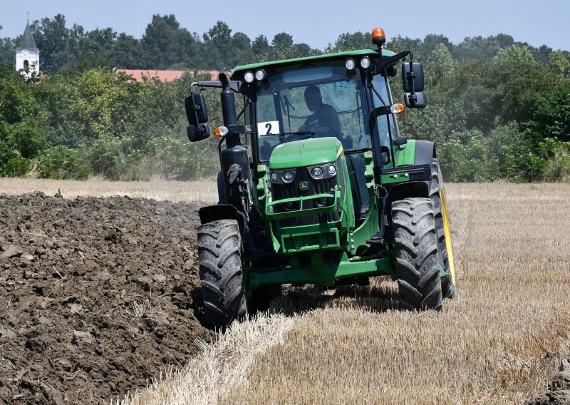 Kod Bjelovara se prevrnuo traktor, poginuo 67-godišnjak