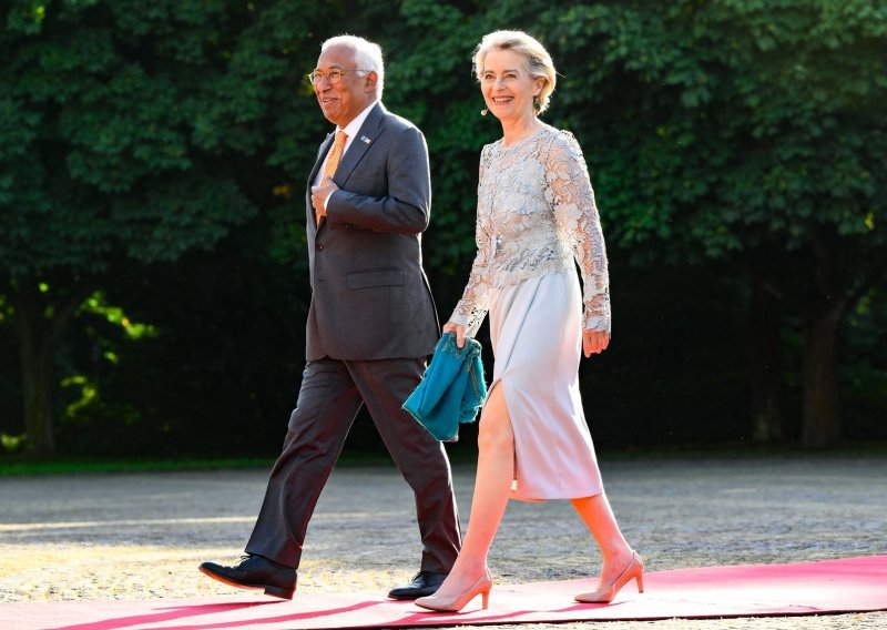 Vrlo štedljivo: Ursulu von der Leyen stigla na crveni tepih u već viđenoj haljini, ali i cipelama