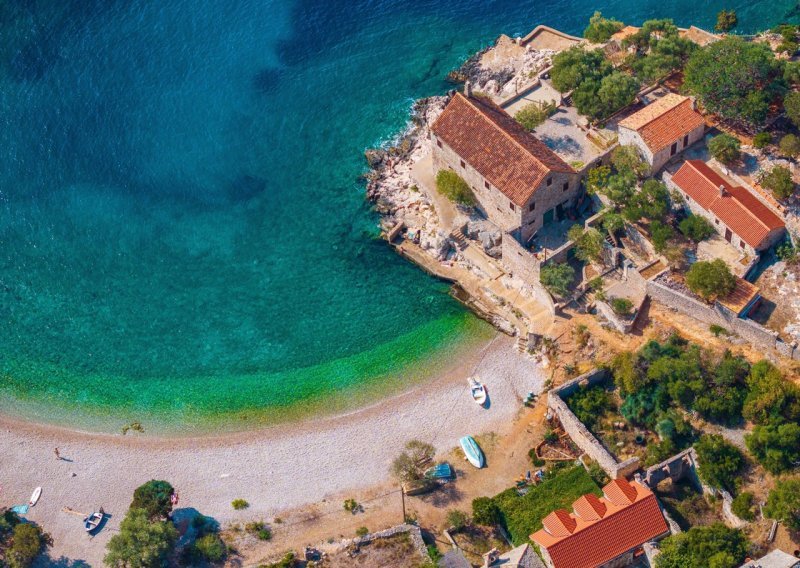 Ova čarobna hrvatska plaža pravi je raj: More je kristalno čisto, a pronaći ćete i hlad