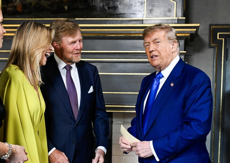 'On laže čak i o svojoj visini': Nove Trumpove fotke zapalile su društvene mreže