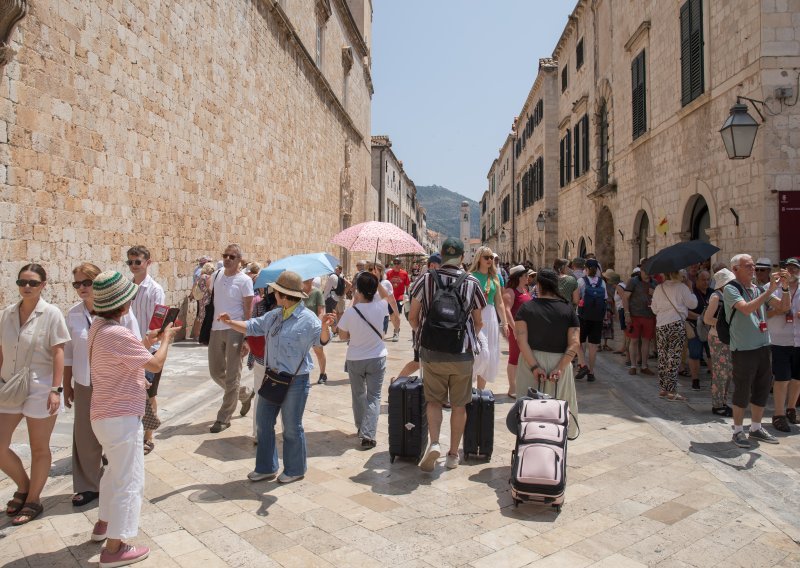 Komunalci u akciji u Dubrovniku; dva restorana ostala bez javne površine