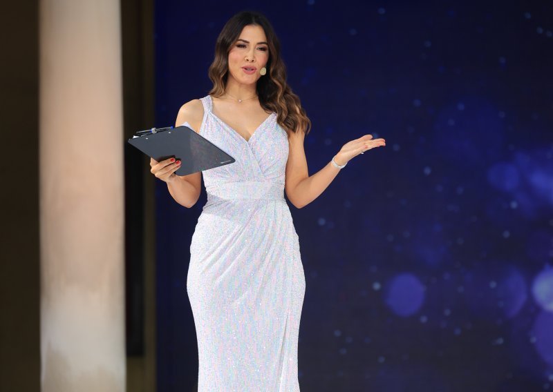 Jelena izgleda fantastično, a raspuštena kosa odličan je kontrast uz blještavilo haljine