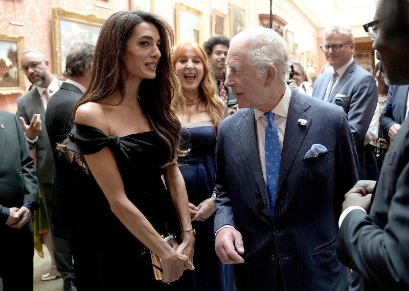 Elegantna Amal Clooney očarala je i kralja Charlesa u minimalističkoj haljini