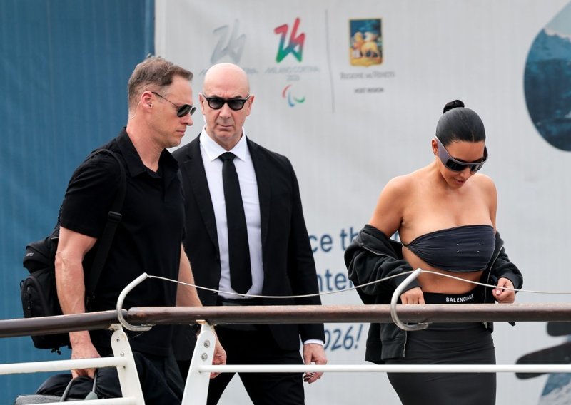 Na vjenčanje godine u velikom stilu stigla je Kim Kardashian s mamom i sestrom