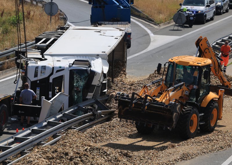VIDEO Prevrnuo se kamion na autocesti A3 prema Bregani: Promet je bitno otežan