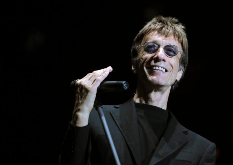 Britanski pjevač Robin Gibb probuđen iz kome