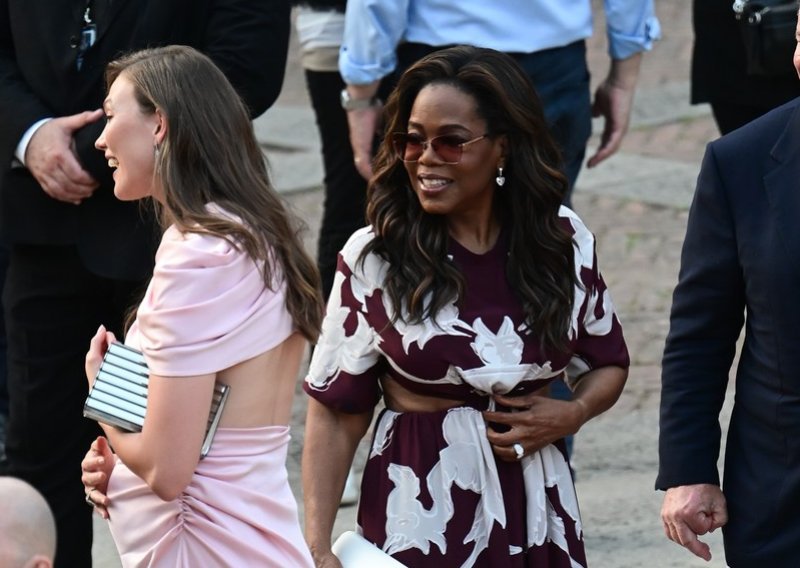 Haljina Oprah Winfrey nešto je posebno: Ove hrabre proreze malo tko bi nosio u njenoj dobi