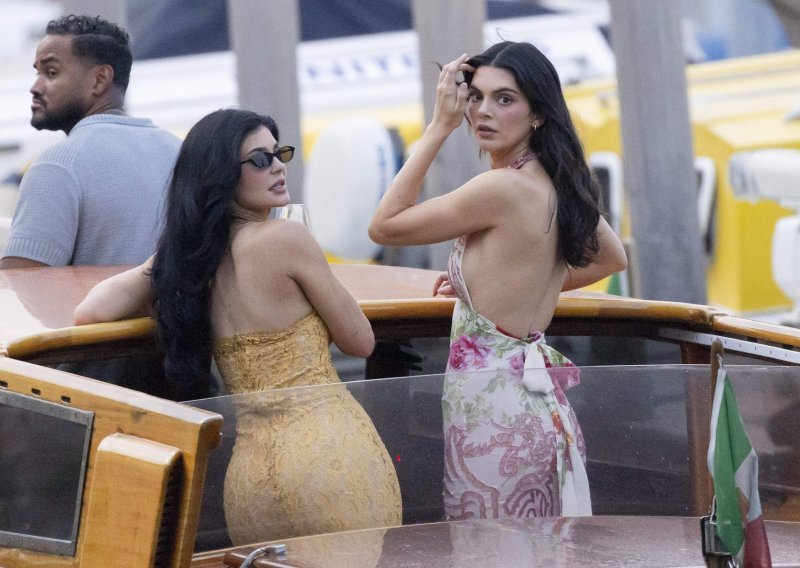 Teško je reći tko ima izazovniju haljinu: Kendall i Kylie Jenner ukrale sve poglede