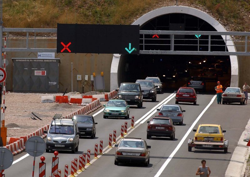 Ispred tunela sv. Rok kolona duga oko 16 km