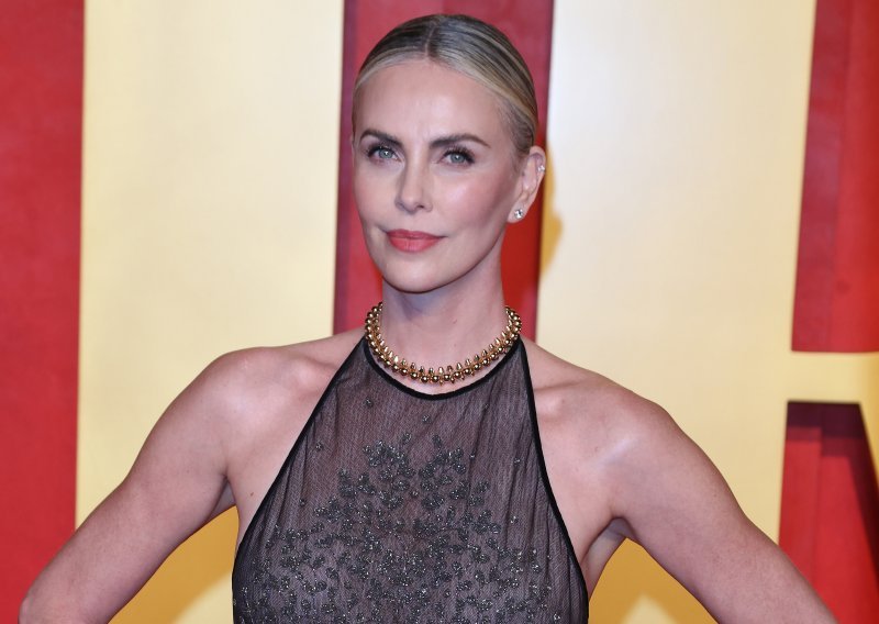 Charlize Theron kune se u ovaj besplatan beauty trik, a totalno je učinkovit