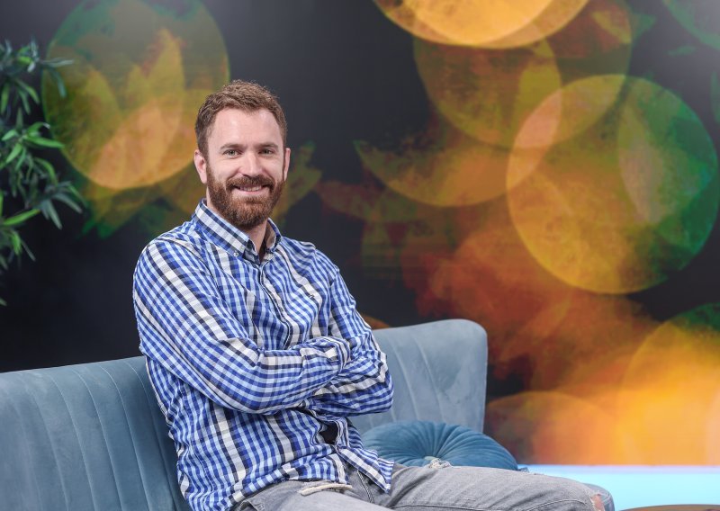 Janko iz 'Kumova' u zagrljaju glumice s kojom ga gledamo u drugoj popularnoj seriji