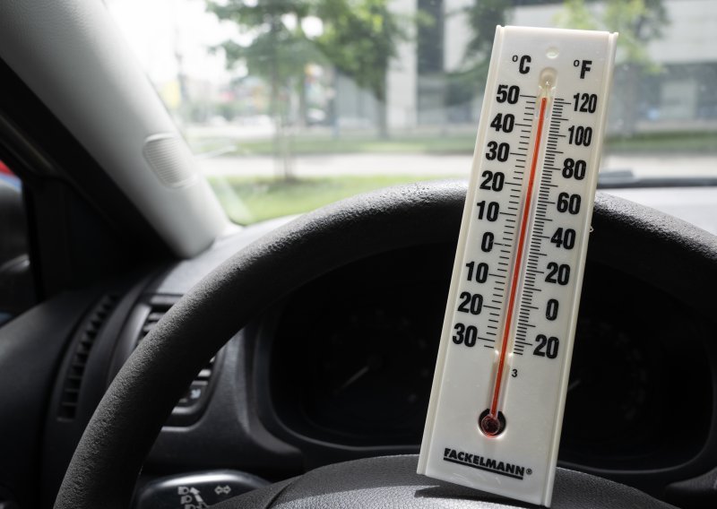 Dvogodišnjak umro nakon što ga je otac ostavio u vrelom autu na parkingu