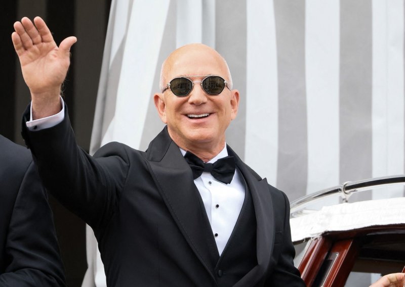 Mladoženja je spreman: Jeff Bezos snimljen u svečanom smokingu, a svima je jasno kako se osjeća