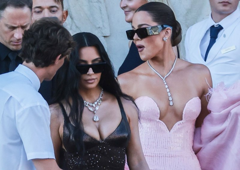 Dekoltei, perje, glomazan nakit... Mnogi se pitaju jesu li sestre Kardashian pretjerale na vjenčanju