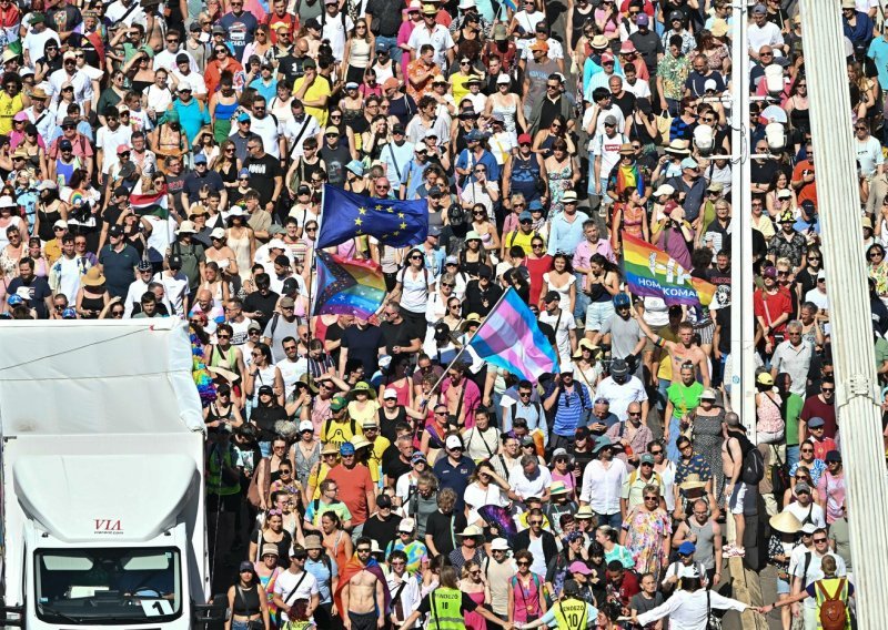 Deseci tisuća ljudi na zabranjenoj paradi ponosa u Budimpešti