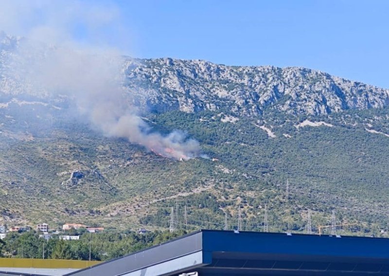 VIDEO Gori iznad Kaštela, kanaderi prizemljeni zbog vjetra