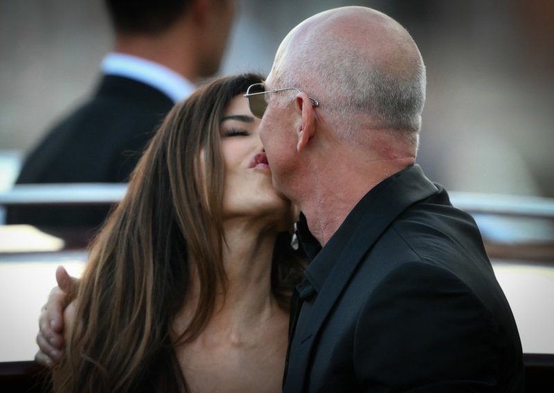 Mislili su da ih nitko ne vidi: Jeff Bezos i Lauren 'uhvaćeni' u romantičnim trenucima