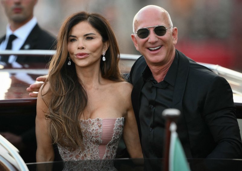 Bezos ne može skinuti pogled s Lauren: Pali su poljupci pred svima