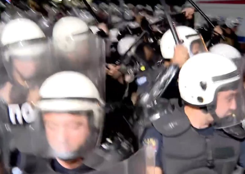 Sukobi građana i policije u Beogradu, bačen suzavac: Ima ozlijeđenih, privedeno više desetaka prosvjednika