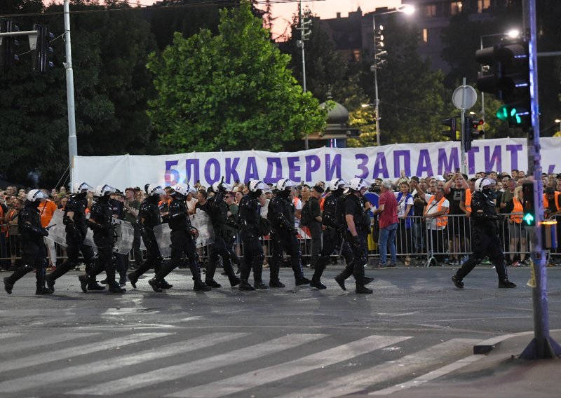 Pazite što je Aleksandar Vučić radio dok je trajao sukob policije s građanima u Beogradu