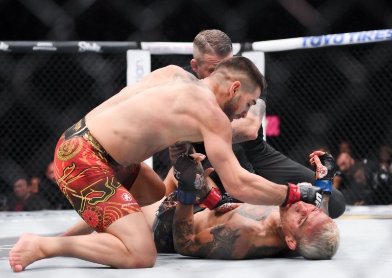 Pogledajte brutalan završetak borbe u Las Vegasu: Topuria nokautirao Oliveiru