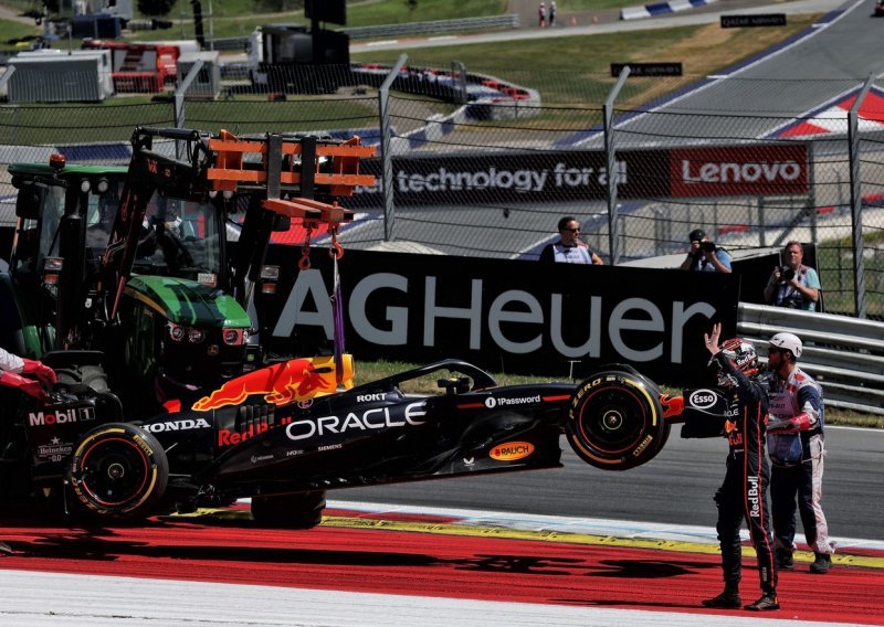 Pogledajte Verstappenov sudar zbog kojeg je morao odustati nakon 30 sekundi na VN Austrije