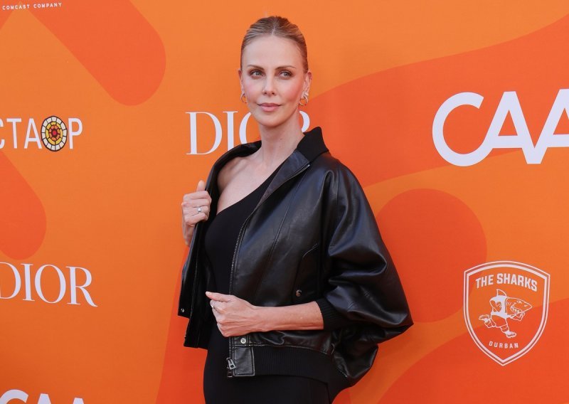 Charlize Theron ruga se s Bezosovom svadbom nakon što je 'izvisila' za pozivnicu