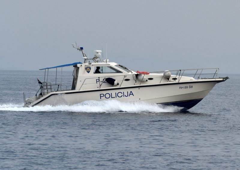 Pomorska policija spasila u moru kod Omiša maloljetnike na supu