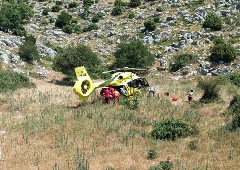 Stradao na Biokovu; HGSS i helikopterska hitna izvukli pacijenta sa slomljenom kosti