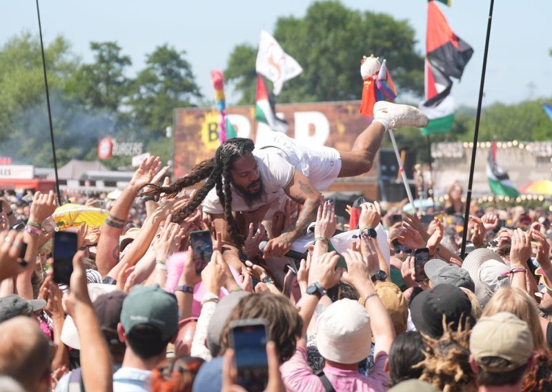 Skandal na festivalu: SAD ukinuo vize dvojcu Bob Vylan, britanska policija pokreće istragu