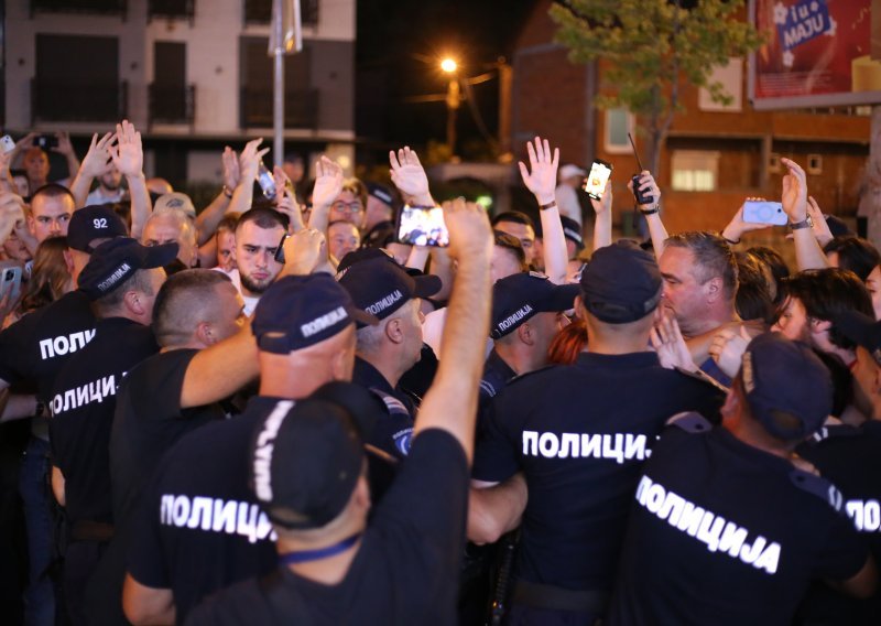 VIDEO U Novom Pazaru sukob građana i policije, u Pančevu muškarac izvadio pištolj