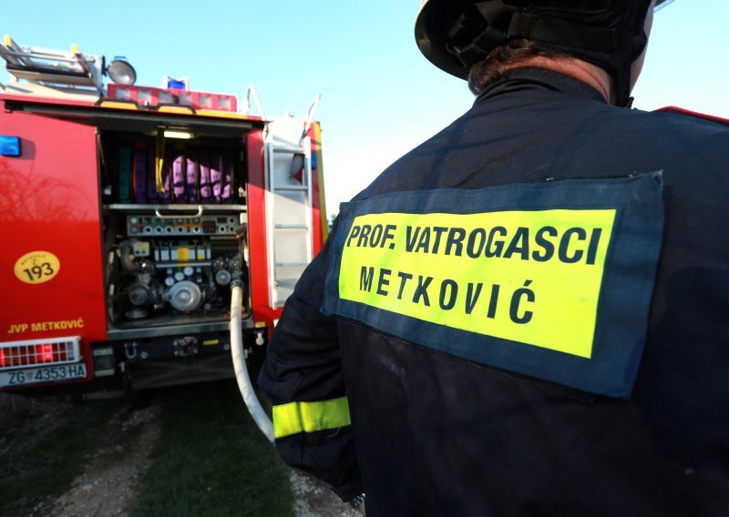 Požar na odlagalištu kod Metkovića i dalje aktivan