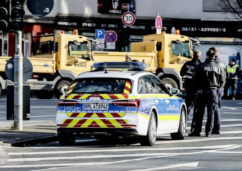 Upao u tvrtku i djelatnike napao nožem; jedan mrtav i dvoje ozlijeđenih