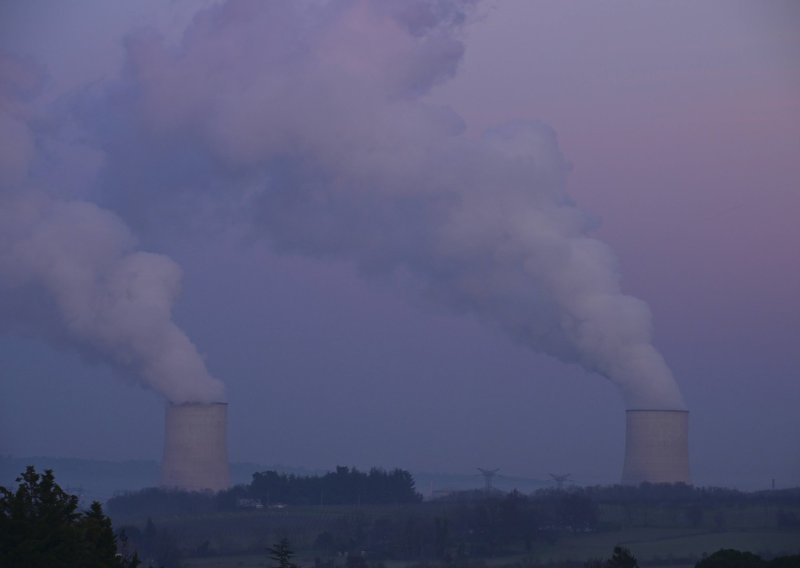 Francuska obustavila proizvodnju struje u nuklearki na Garonnei
