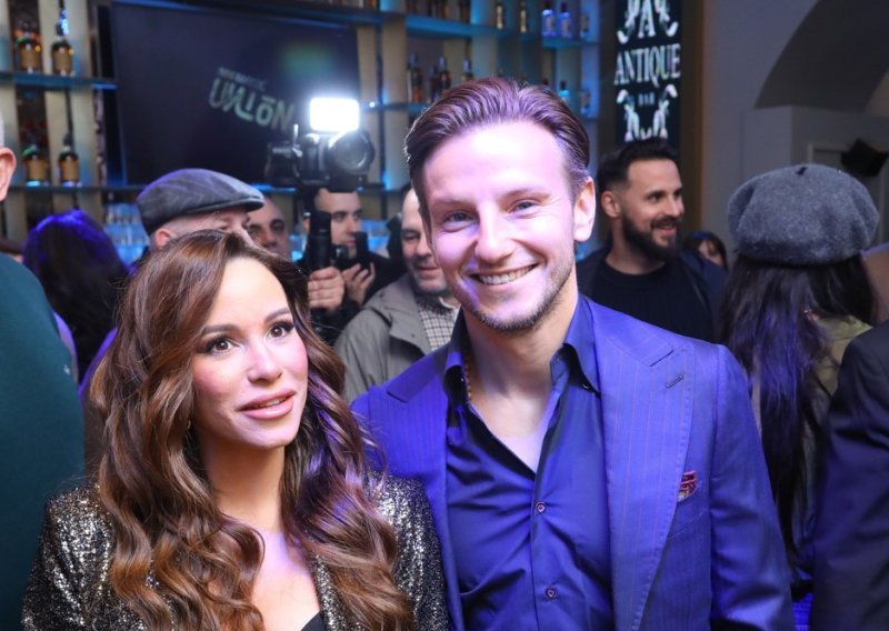 Rakitić pokazao da je u top formi: Sa svojom Raquel pozirao u izdanju za plažu