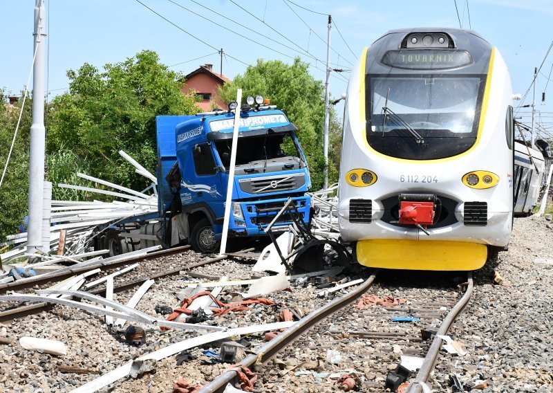 Na pružnom prijelazu kamion podletio pod vlak, poginuo vozač