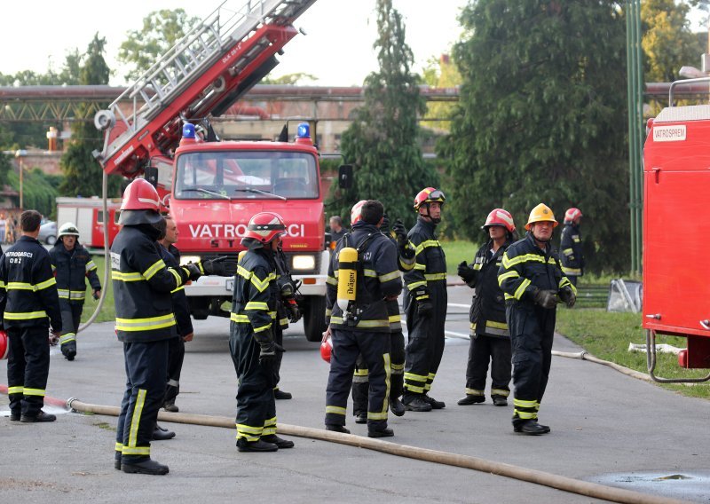 Automobil se zaključao, a beba ostala u njemu. Brzo reagirali vatrogasci