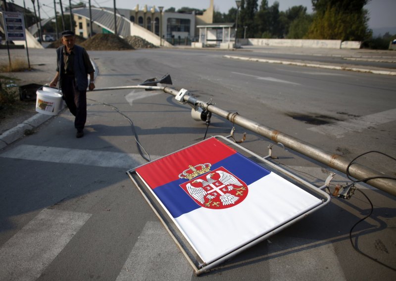 Kosovo police and Eulex arrive at north border crossings