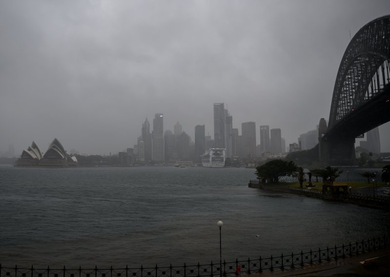 Oluja u Sydneyju rušila drveće, tisuće domova bez struje, otkazani mnogi letovi